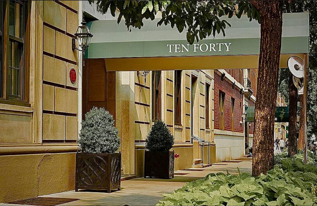 1040 Park Avenue Classic Eight with Grand Scale This classic eight room prewar residence, offered in estate condition with its original layout, presents a rare opportunity to create a truly ...