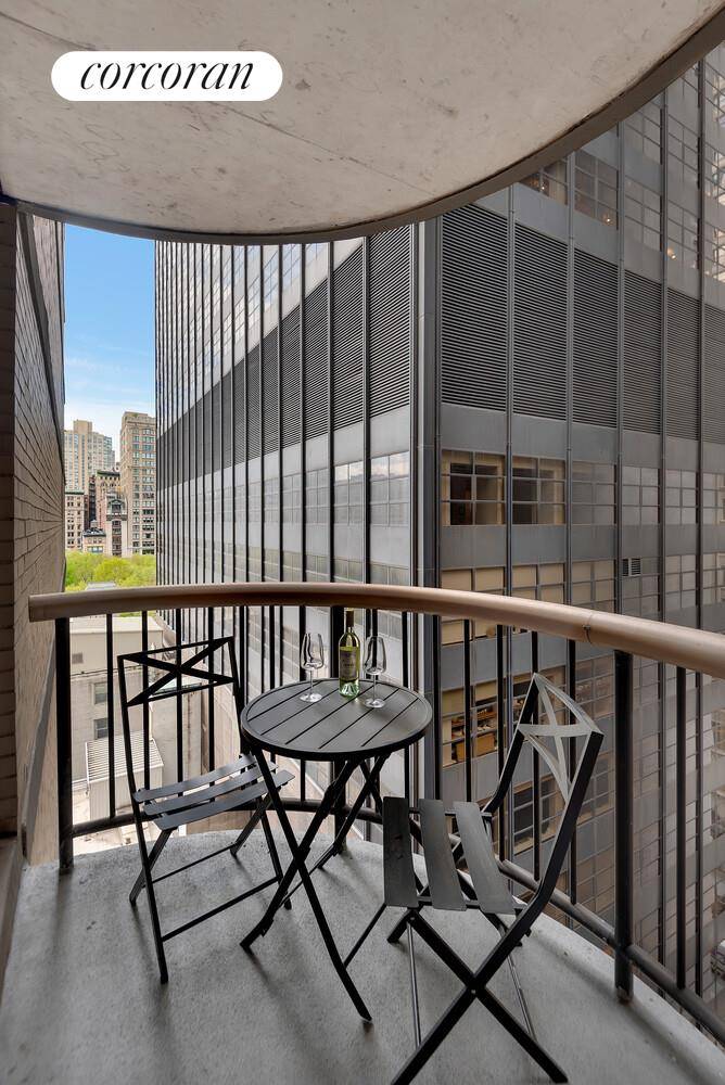 BEAUTIFULLY RENOVATED STUDIO WITH A BALCONY !