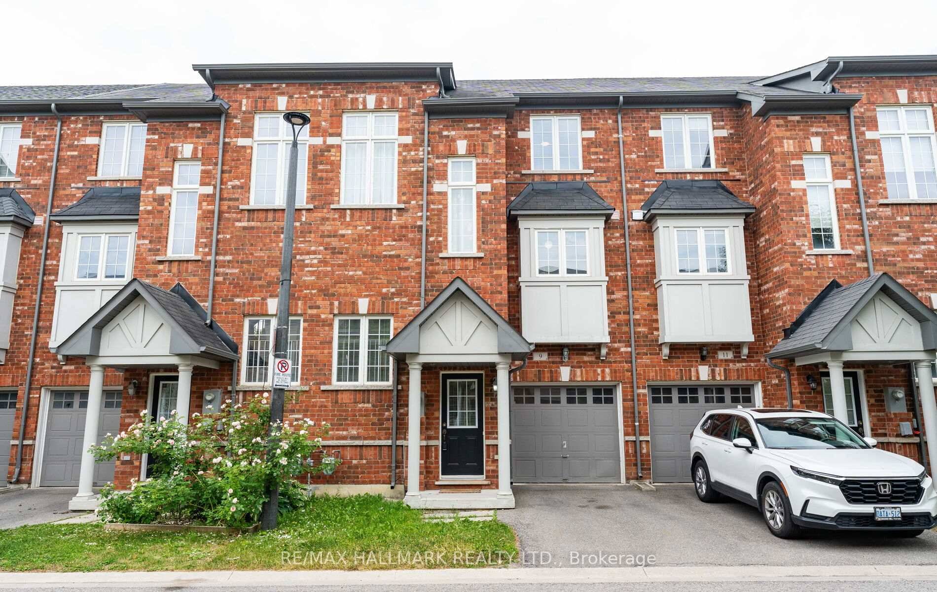 Large, Bright and Freshly Painted 3 1 Bedroom Townhouse In Oak Ridge's 'Bond Lake Village'.