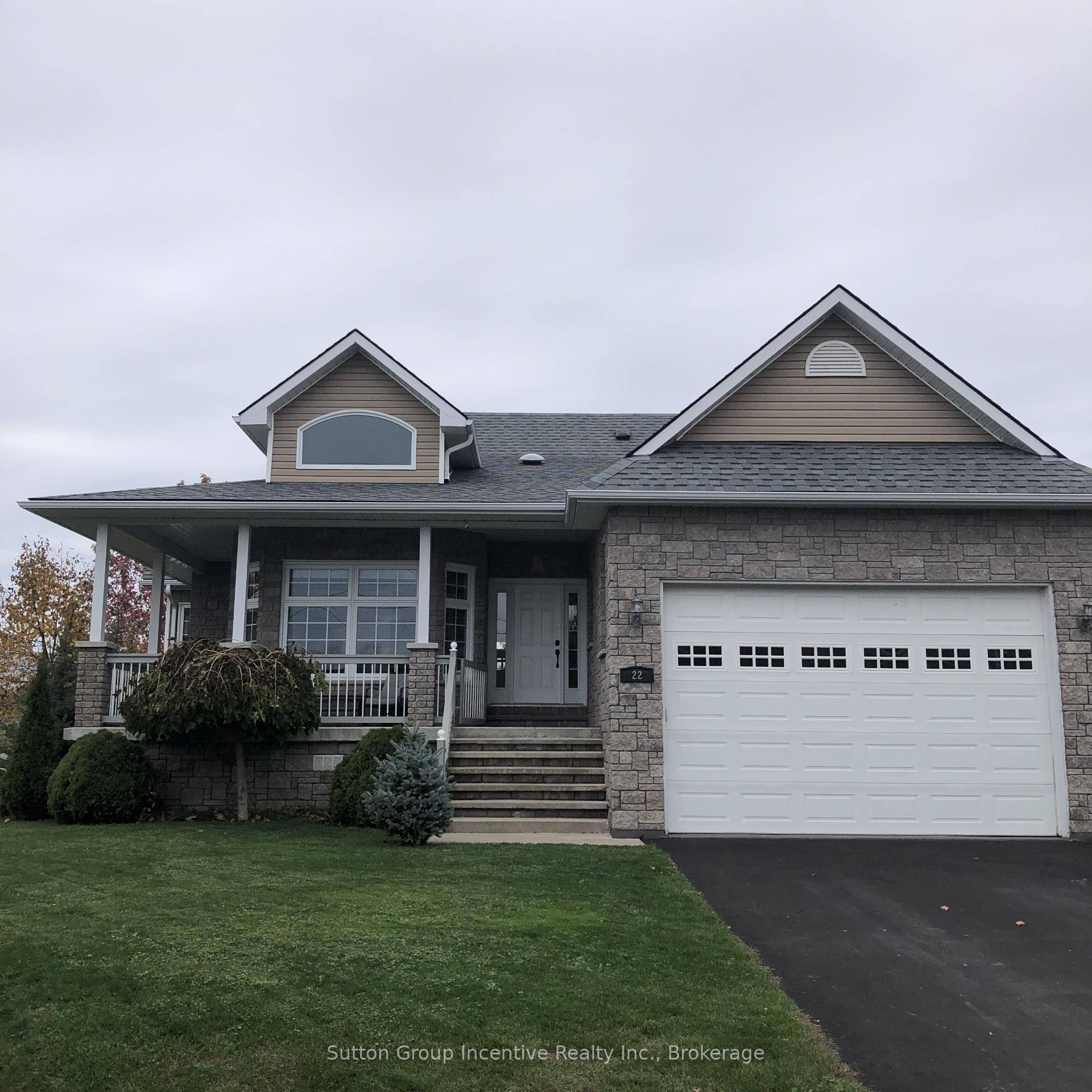 This one owner, custom built design and steps to Georgian Bay and the Trans Canada Trail offer a picturesque setting that's hard to resist.