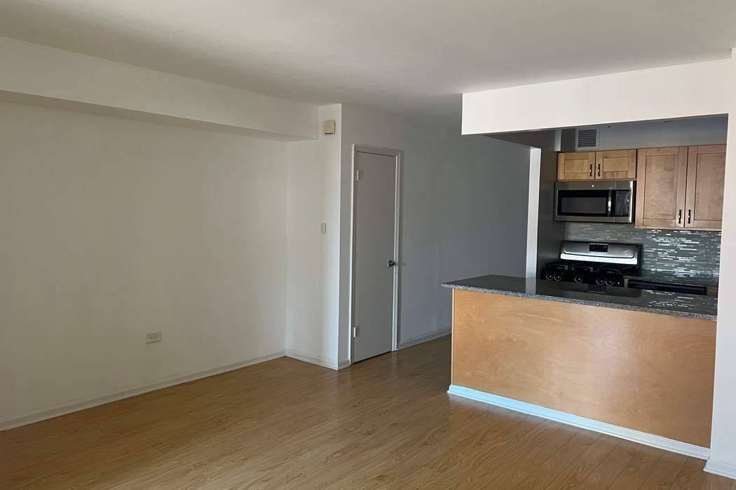 AVAILABLE IMMEDIATELY SHOWN BY APPOINTMENT ONLY Prime downtown living in one of Manhattan s most vibrant neighborhoods !