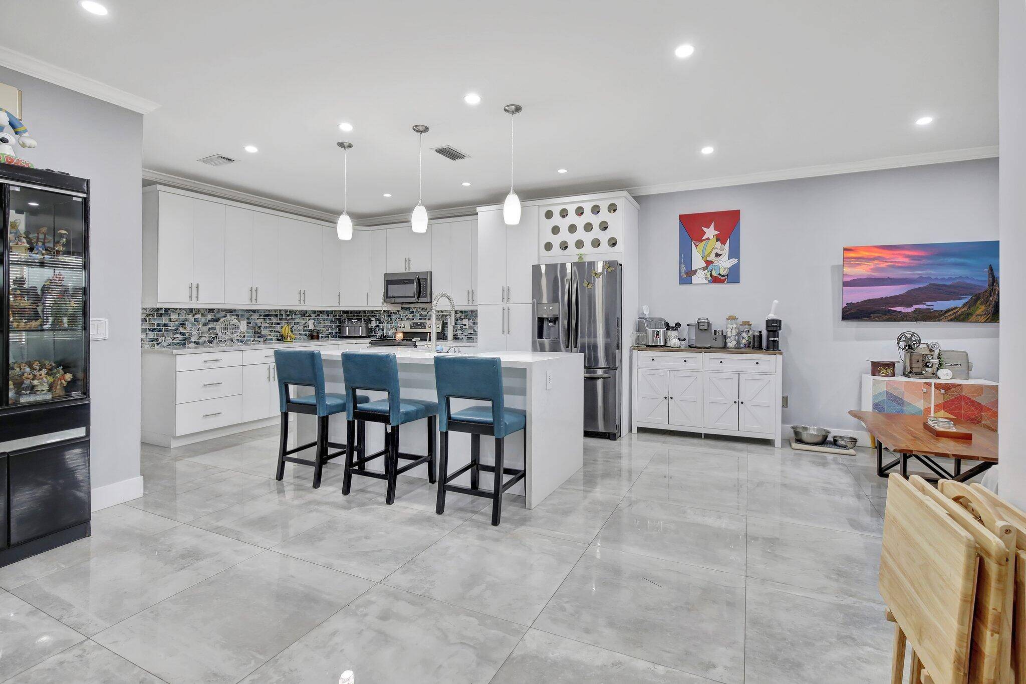 PRICED TO SELL ! ! ! Amazing location !