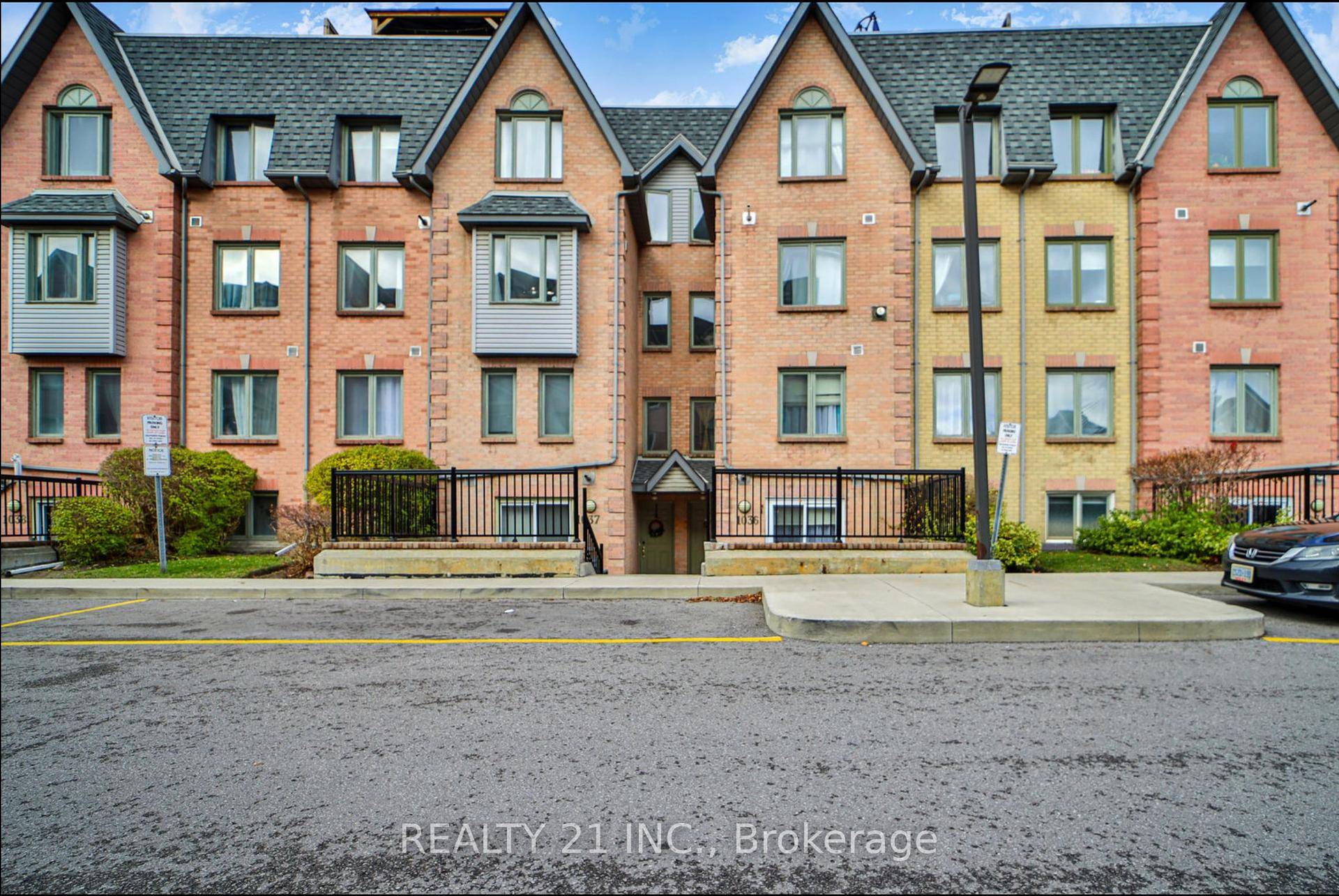 Renovated 3 Bedroom, 3 Bathroom Condo Townhouse in the Observatory Community of Richmond Hill !