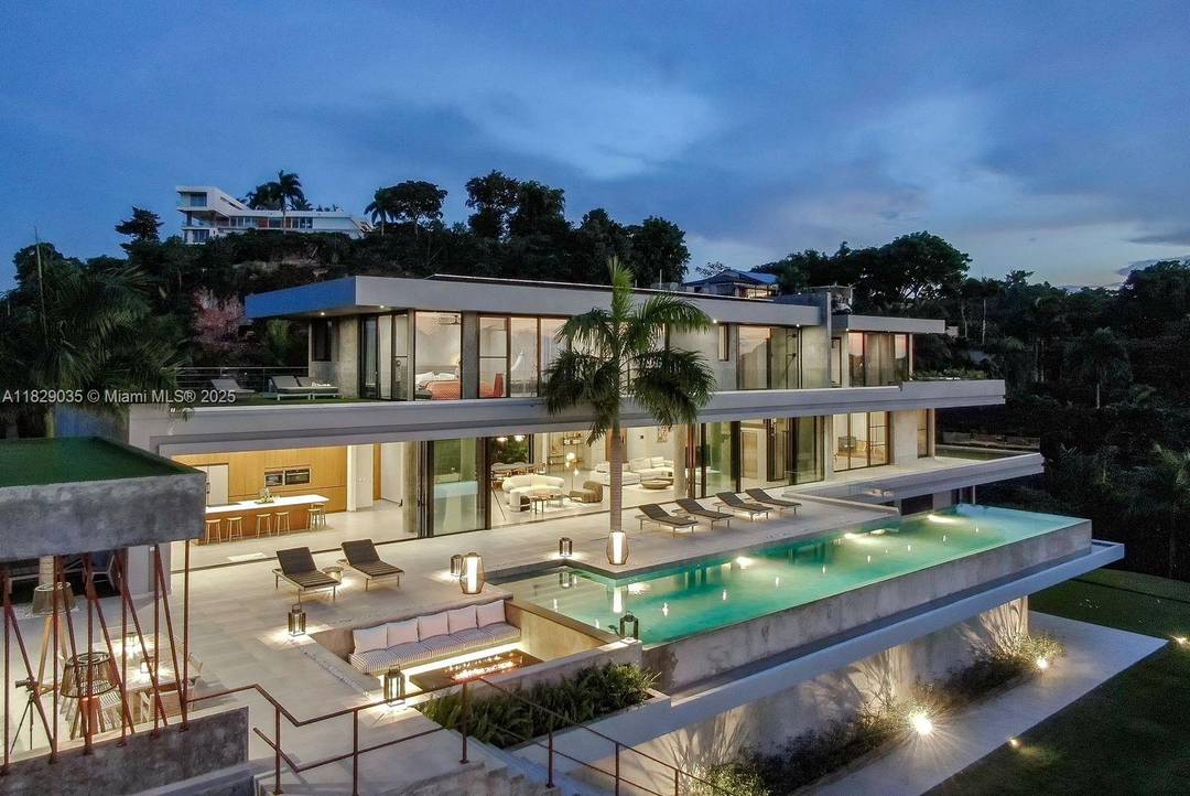 Perched atop the lush mountains of Las Terrenas, Villa Endless Summer celebrates sunshine, serenity, and sophistication with panoramic ocean views, beach access, and year round comfort.