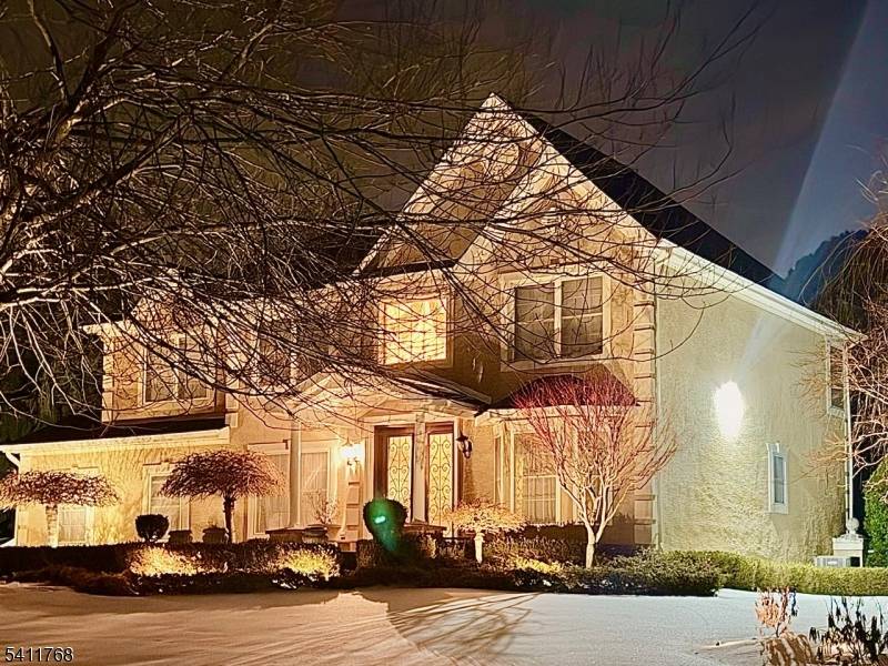 EAST FACING HOME Upgraded 5 bed 3.