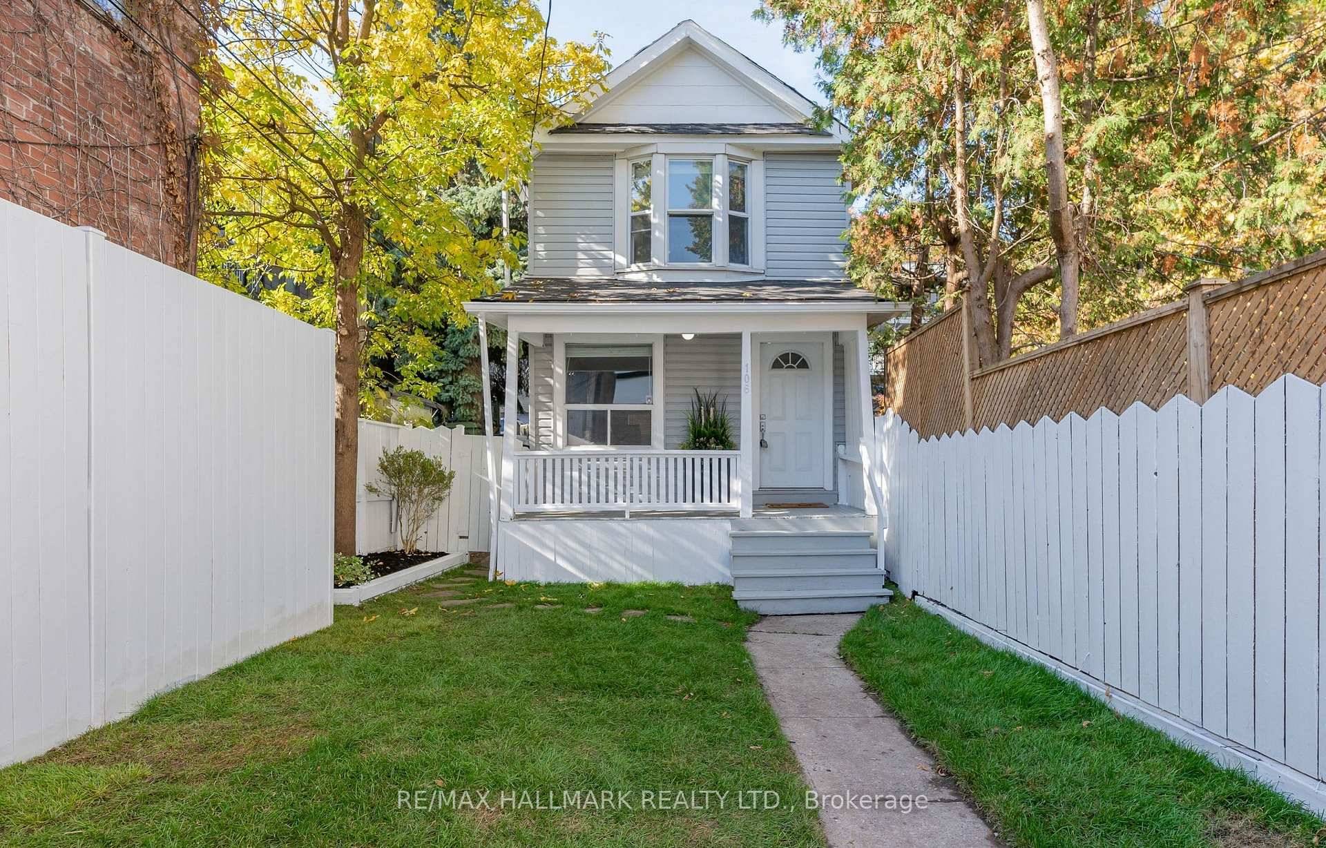 Detached, Detached, Detached Stunning 3 Bedroom, 3 Bathroom Home, 3 Car Private Paved Driveway Parking In The Heart of the Beaches !