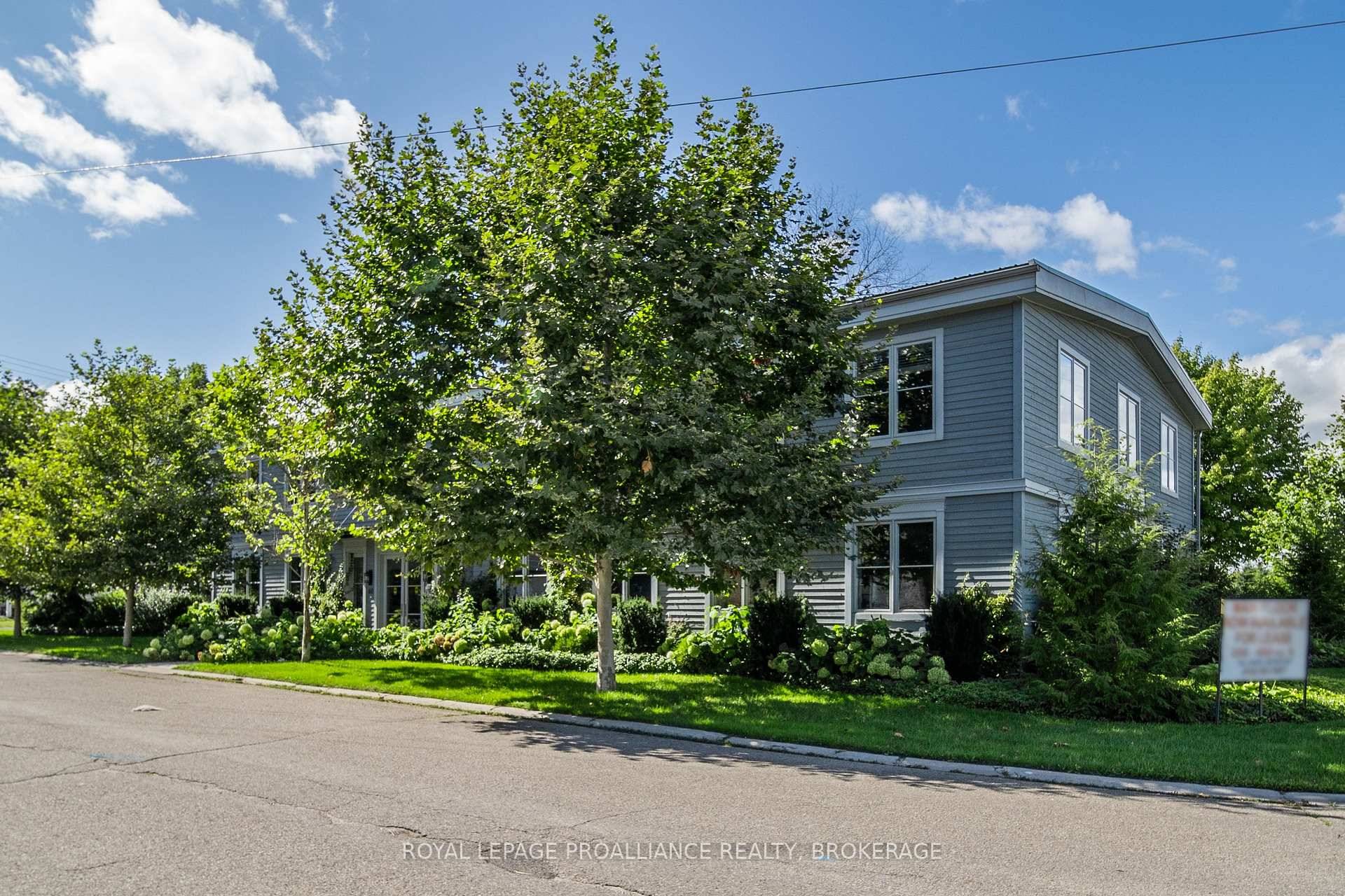 Discover a new level of productivity and collaboration in this fully renovated office space !