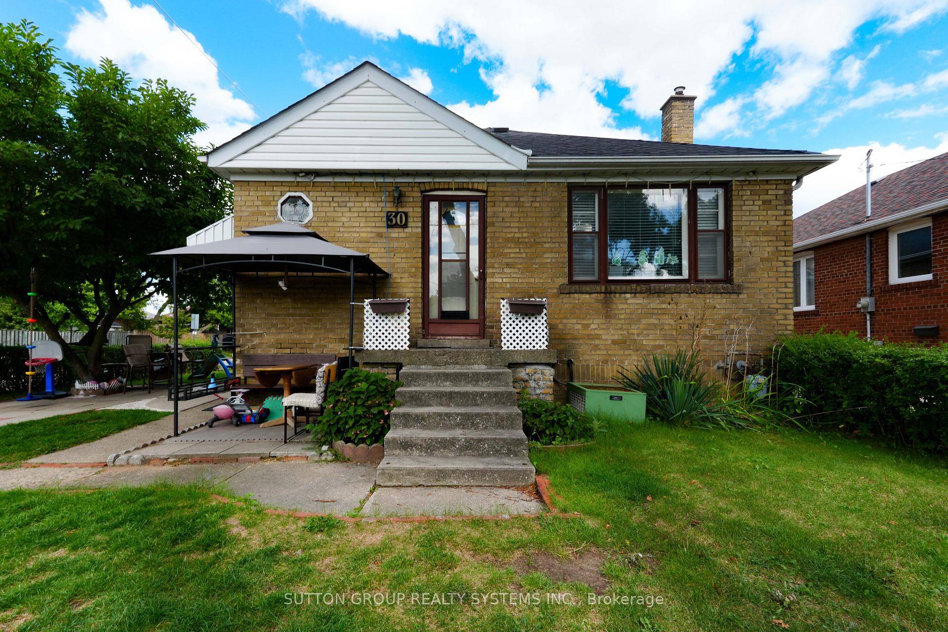 Look No More ! Welcome To This Beautiful Well Maintained Single Detached Bungalow Home Located In Prime Location amp ; Family Friendly Neighbourhood In The Alderwood Community.
