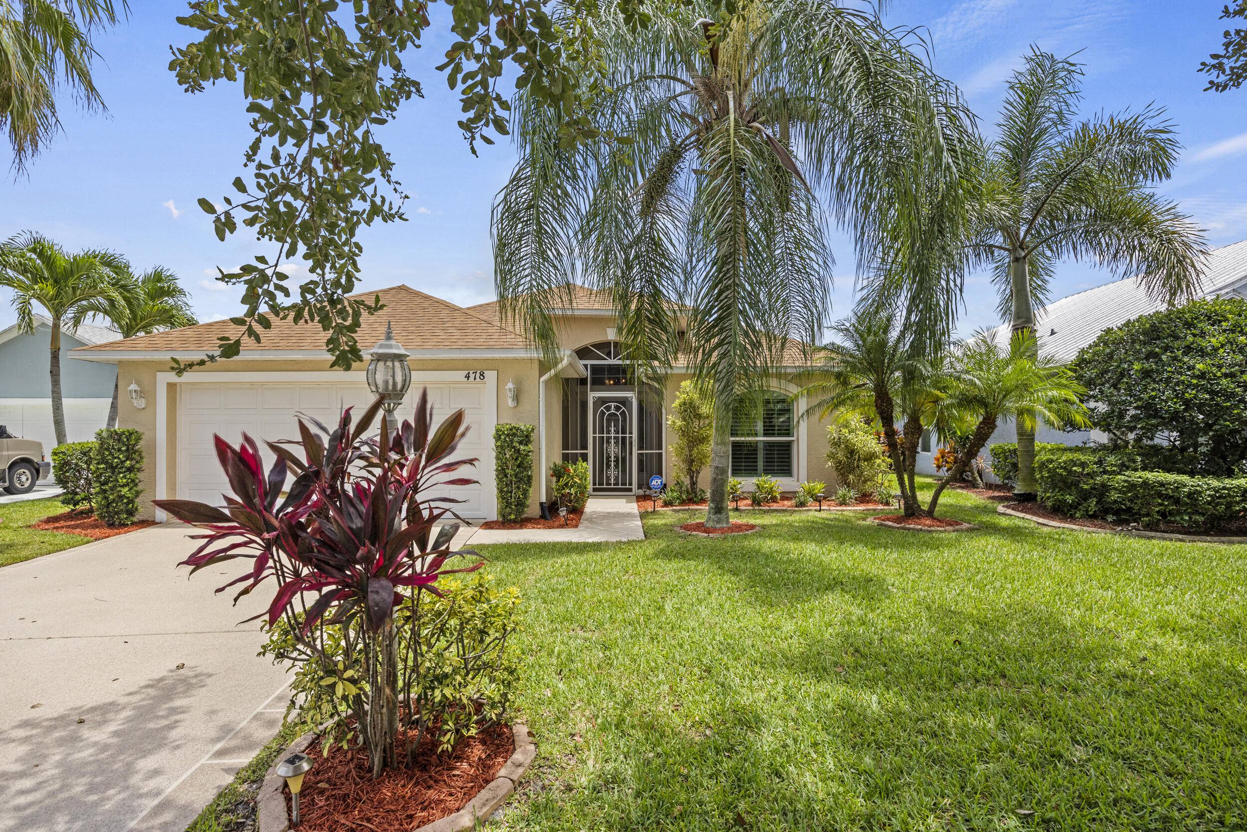 Beautiful 3 Bedroom, 2 Bath CBS Home on a Quiet Cul de Sac with Stunning Lake Views !