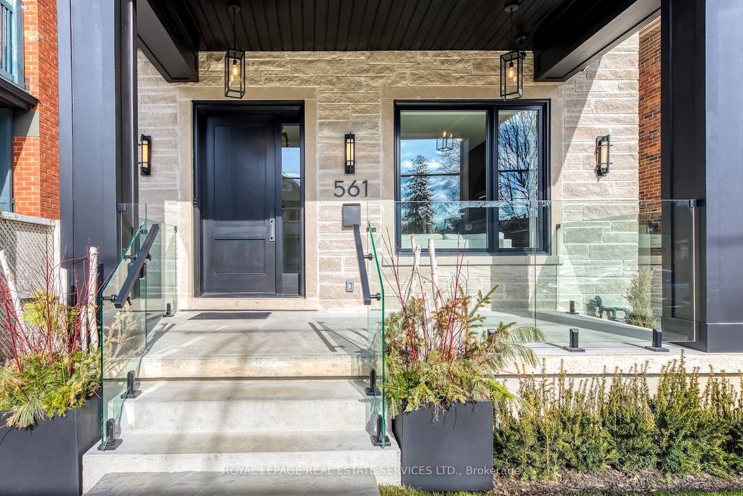 561 Durie is a rare MULTI STRUCTURE PROPERTY set on an exceptional L SHAPED LOT with DUAL LANEWAY EXPOSURE.