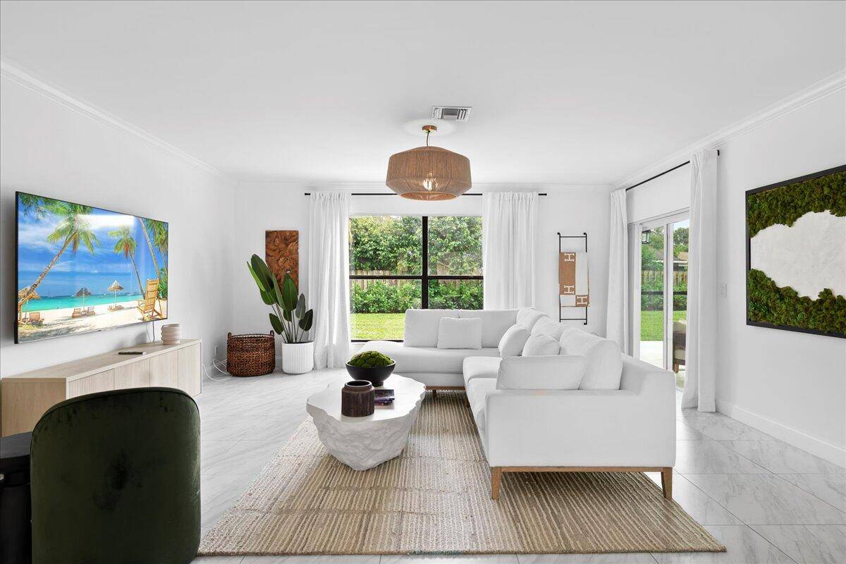 Step into a beautifully updated SEASONAL rental that blends modern comfort with exceptional style.