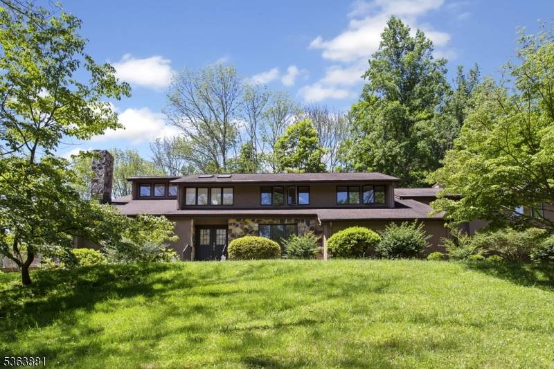 Superb, extra large 6 bedroom rental opportunity in Brookside section of Mendham Township, just 5.