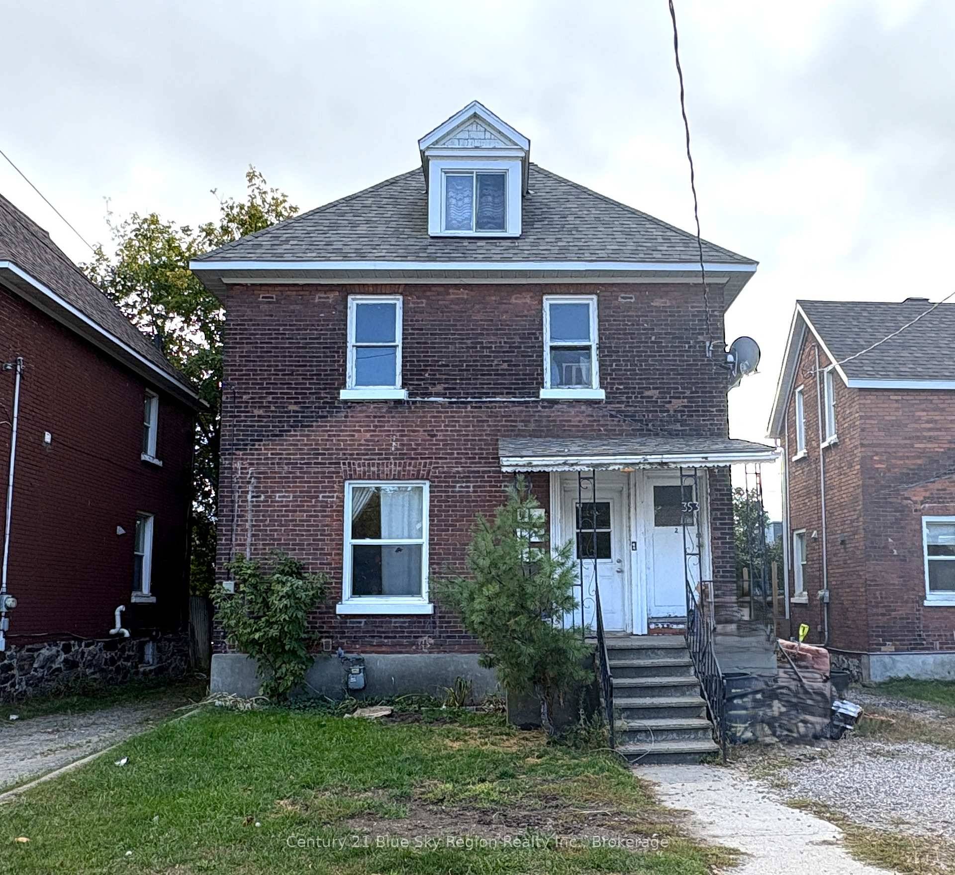 Attention investors and those looking to get into home ownership with the help of great rental income.