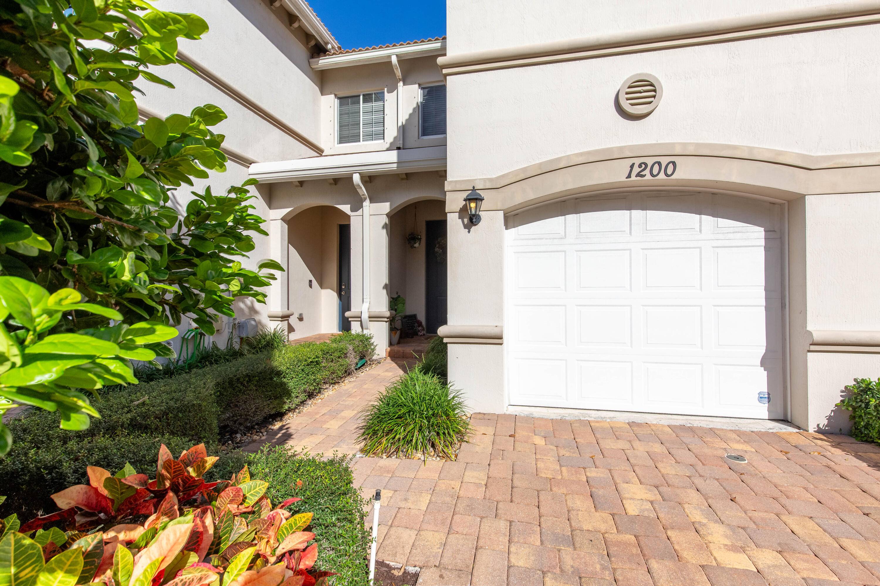 MOTIVATED SELLERModern Townhome with Lake Views in a Gated CommunityThis 3 bedroom, 2.