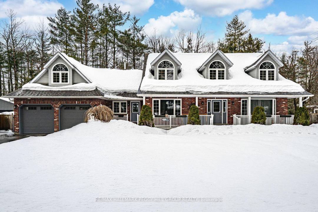 DISTINCTIVE 3, 400 SQ FT FAMILY HOME OFFERING OUTSTANDING CURB APPEAL amp ; VERSATILE LIVING SPACES ON OVER HALF AN ACRE !