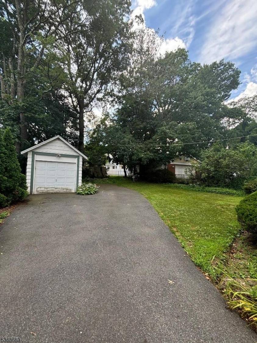 Enjoy the best of both worlds this Colonial residence boasts an unbeatable location near direct NYC transportation, diverse popular local restaurant's, and a lovely park within walking distance.