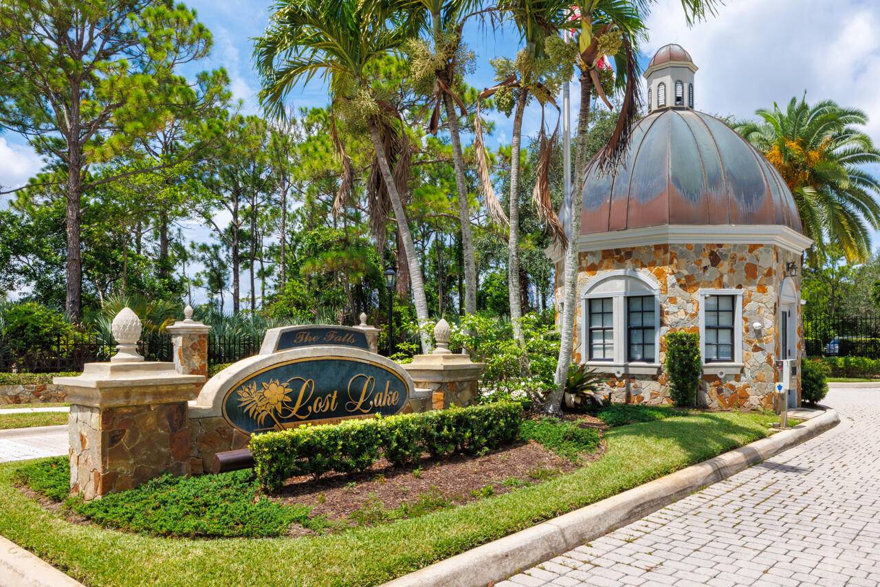 3 3 2 CBS Charming Courtyard Home with pool.