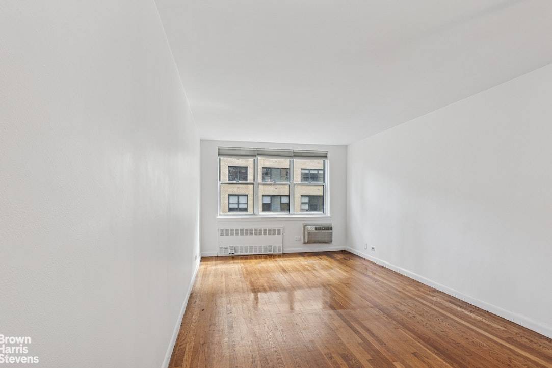 The Full Monty Come enjoy life in a sunny and spacious one bedroom for only 400, 000 !