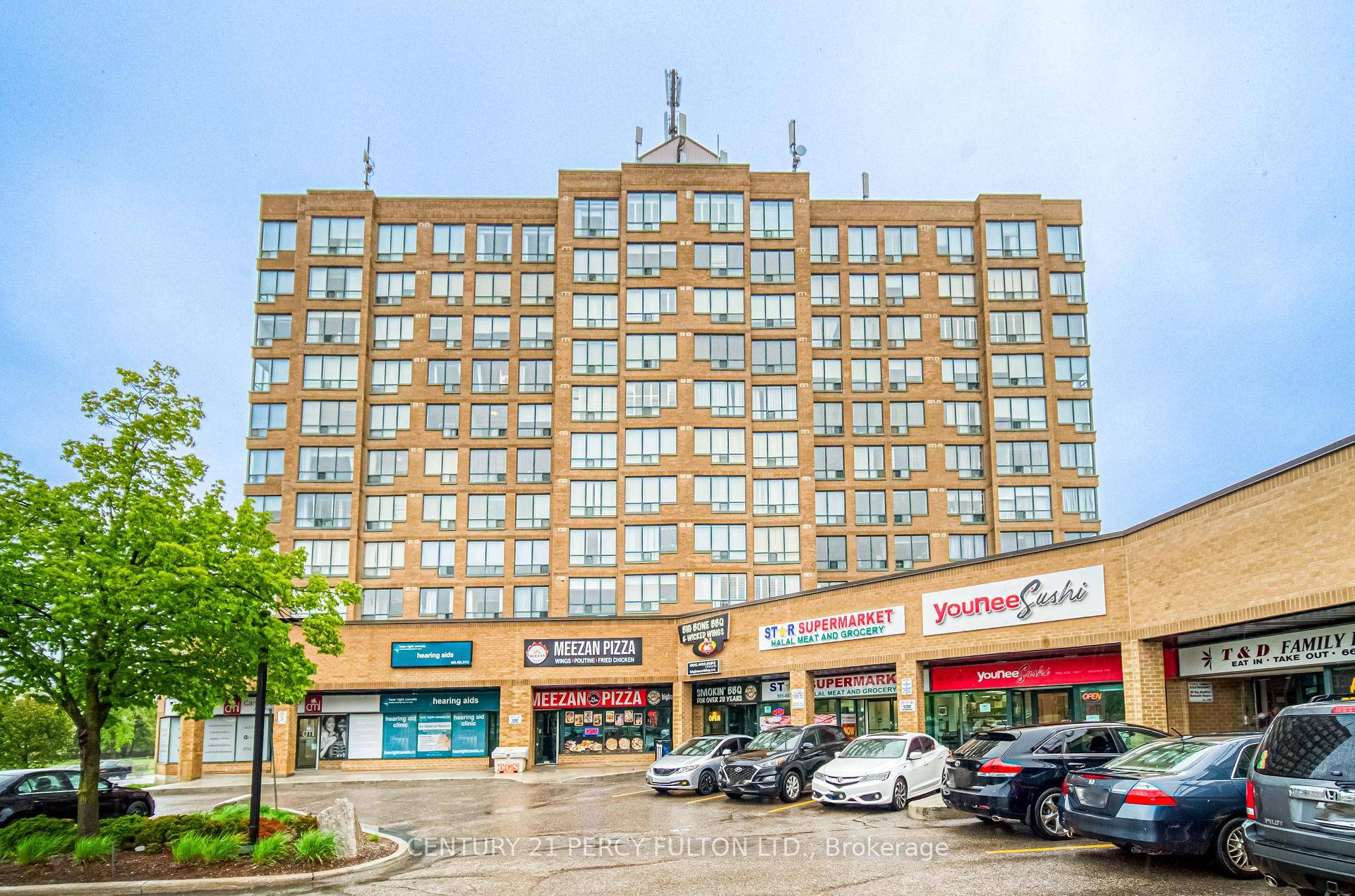 Discover this bright. 2 Bedroom Solarium, 2 Bathroom corner unit condo that combines comfort, convenience, and modern design.