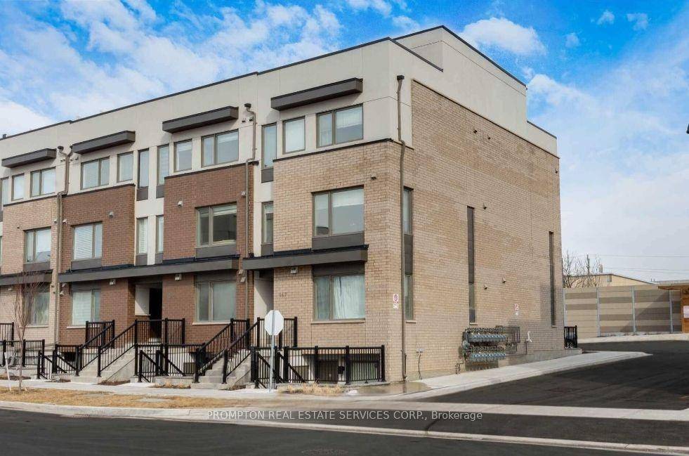 Premium well maintained end unit condo townhome In Downsview Park !