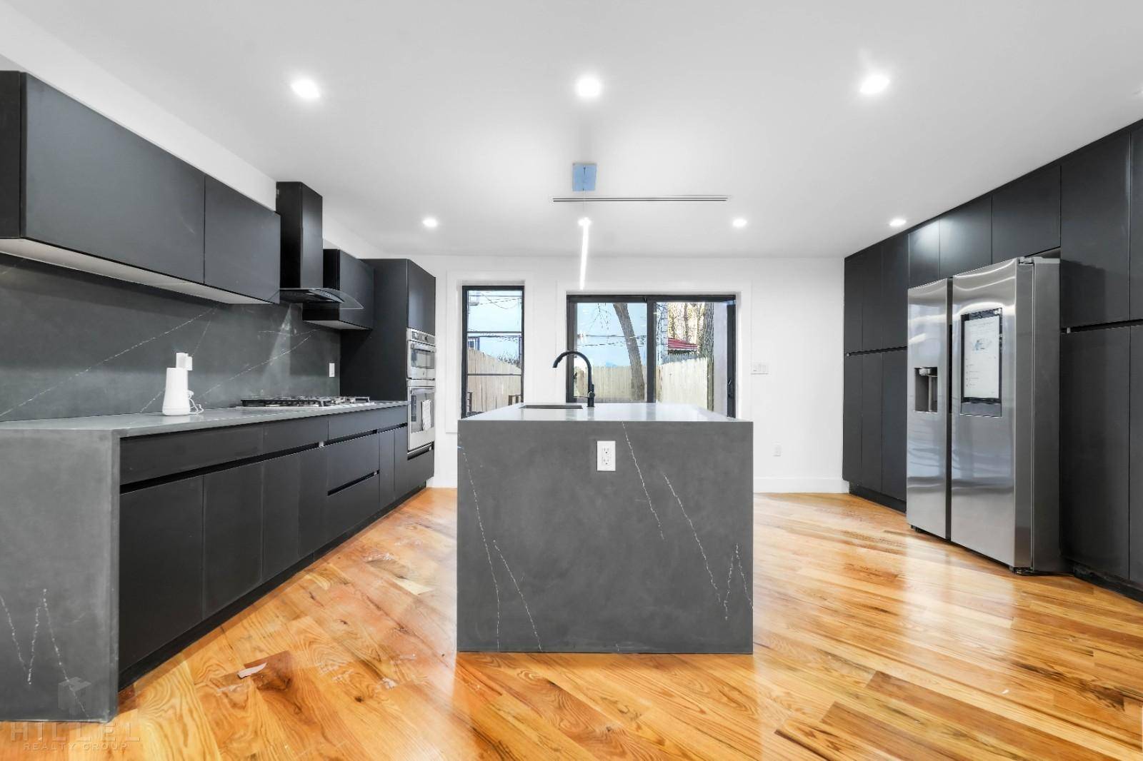 Welcome to this Enormous TRIPLEX 3 Bedroom 2.