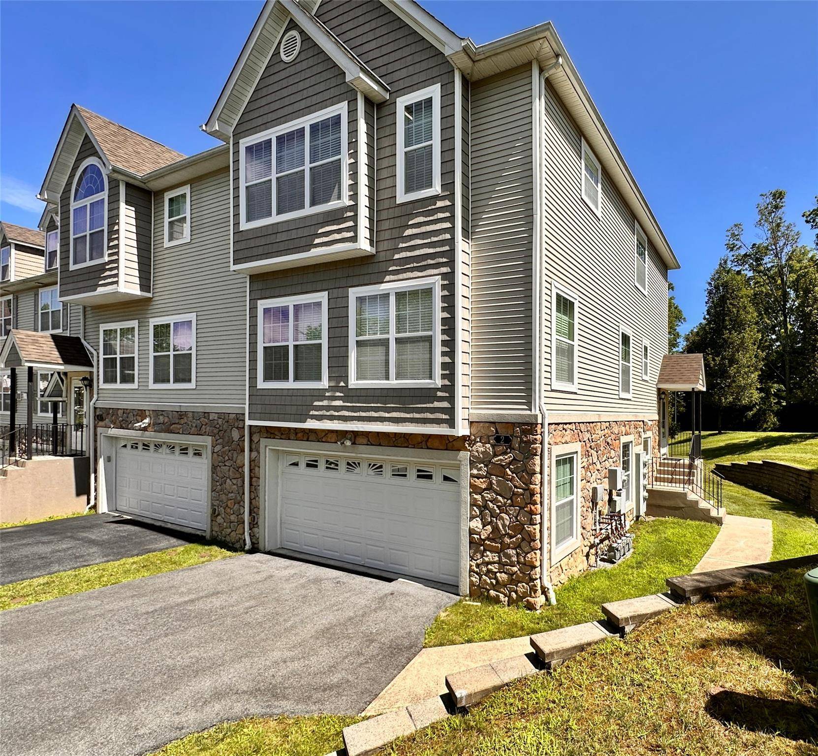 Are you ready to move ? Come see this luxury townhouse before it's too late !