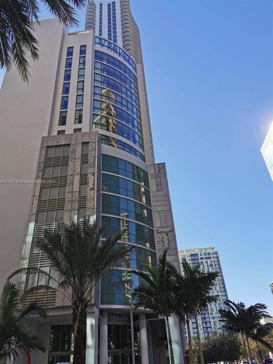 Discover elegance in Fort Lauderdale s tallest residential tower !