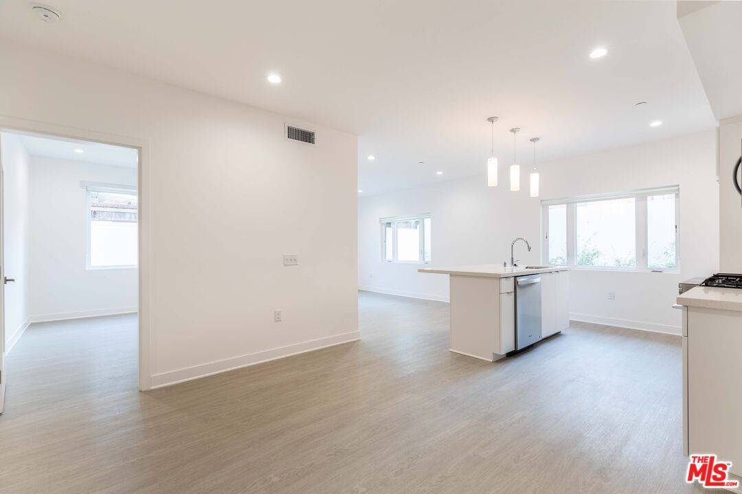 843   Wilcox Ave 3BR Hancock Park La