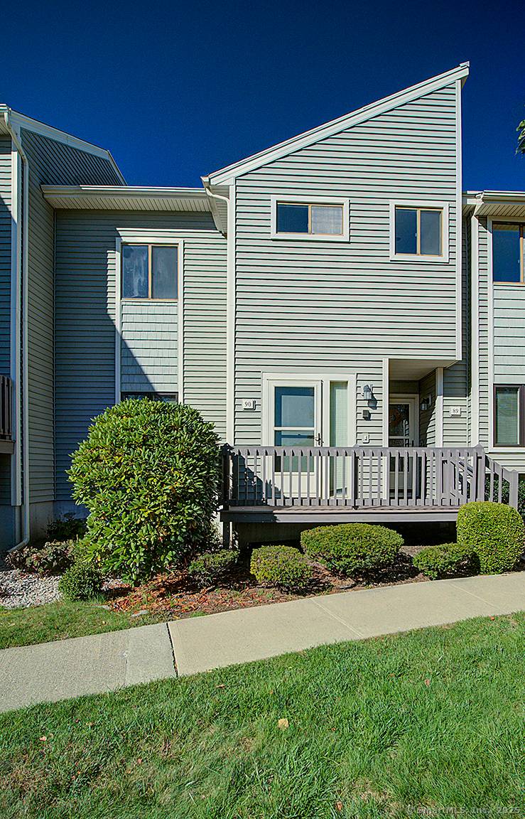 Lovely 2 bedroom, 2 full bath condo apartment located in the Turtle Bay community in Branford !