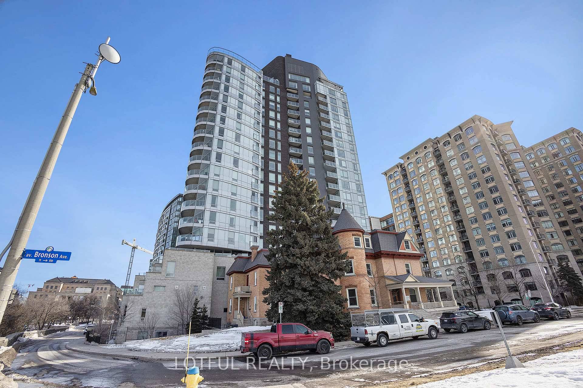 Just one block from the Queen Street LRT, this executive style one bedroom suite offers the perfect blend of luxury and convenience.