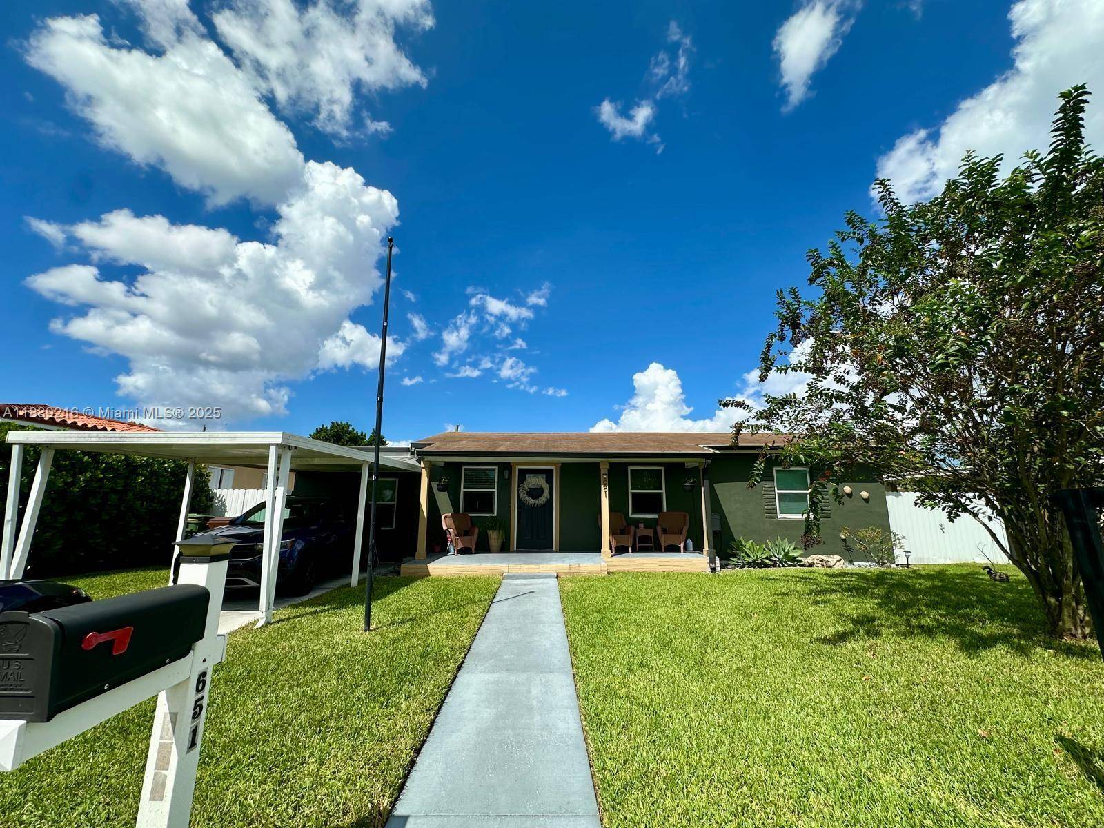 SELLER TO HELP WITH 10K TOWARDS BUYER'S CLOSING COSTS !