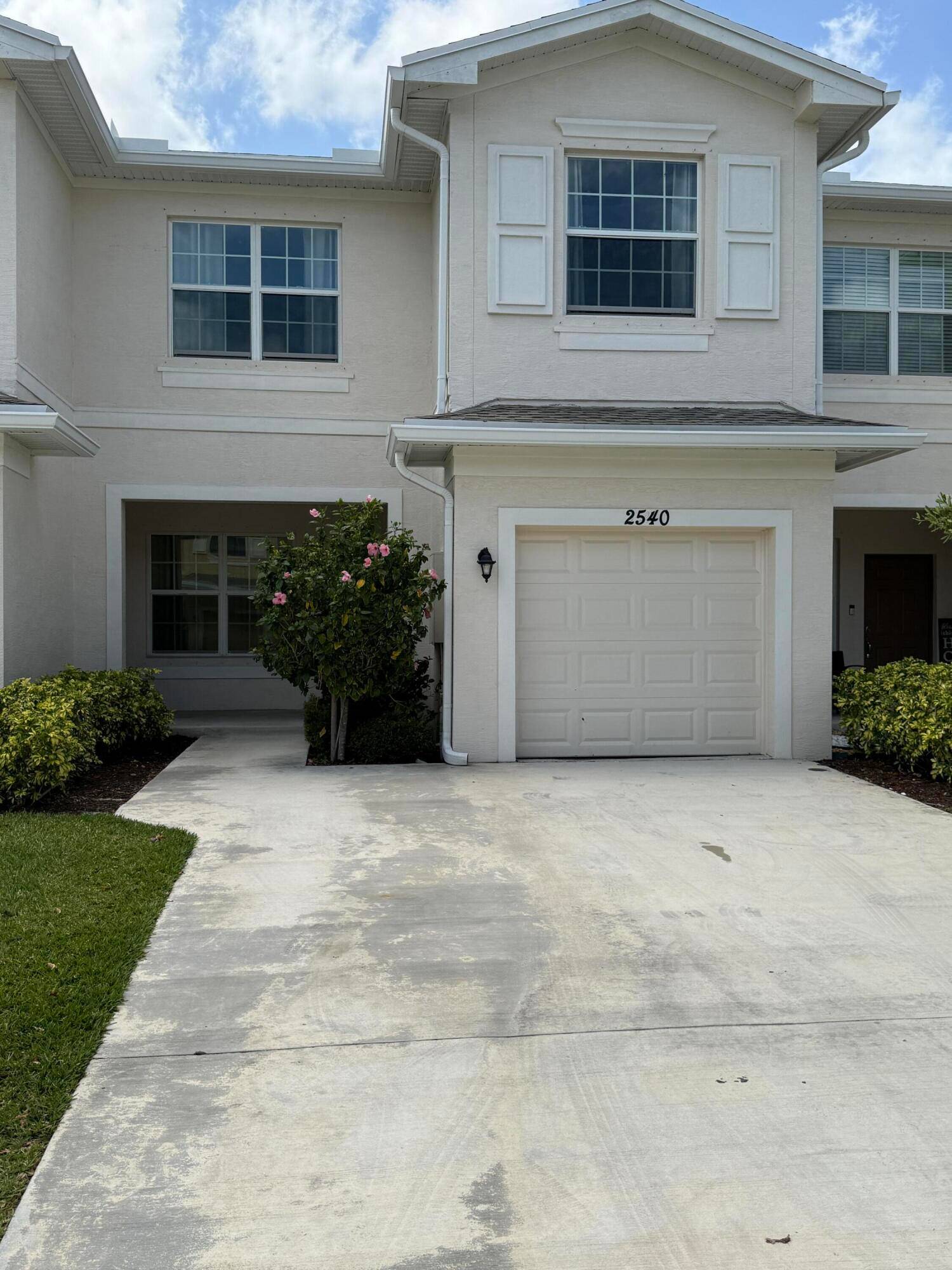 PRICE JUST REDUCED ! ! ! Best value in Vizcaya Falls.