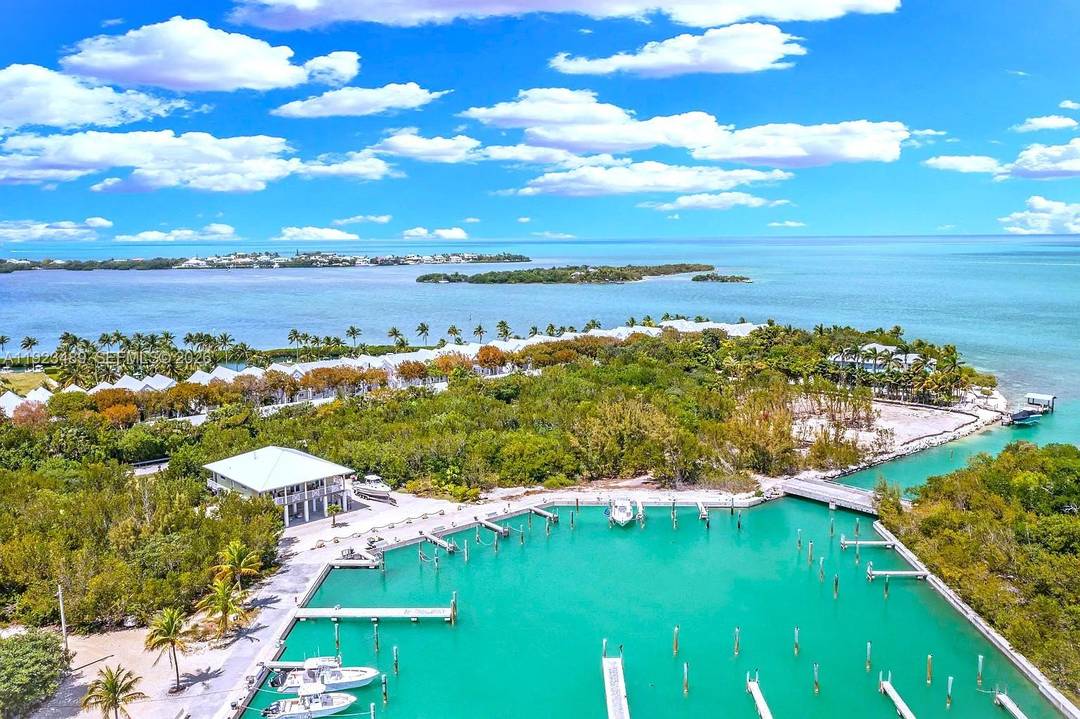 Fully Remodeled Top Floor Majestic Beach Paradise !