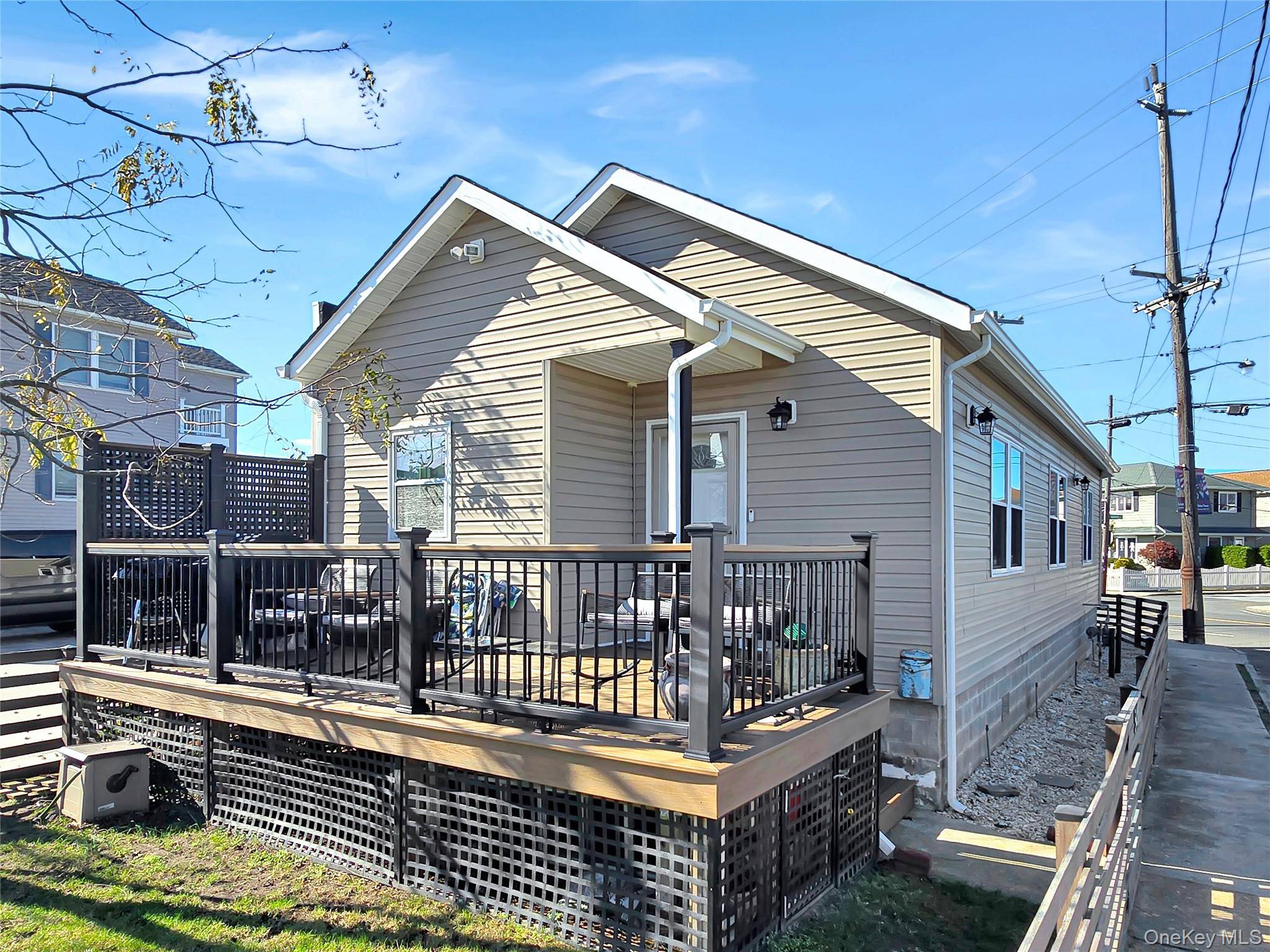 Welcome to 541 Long Beach Road in Island Park !