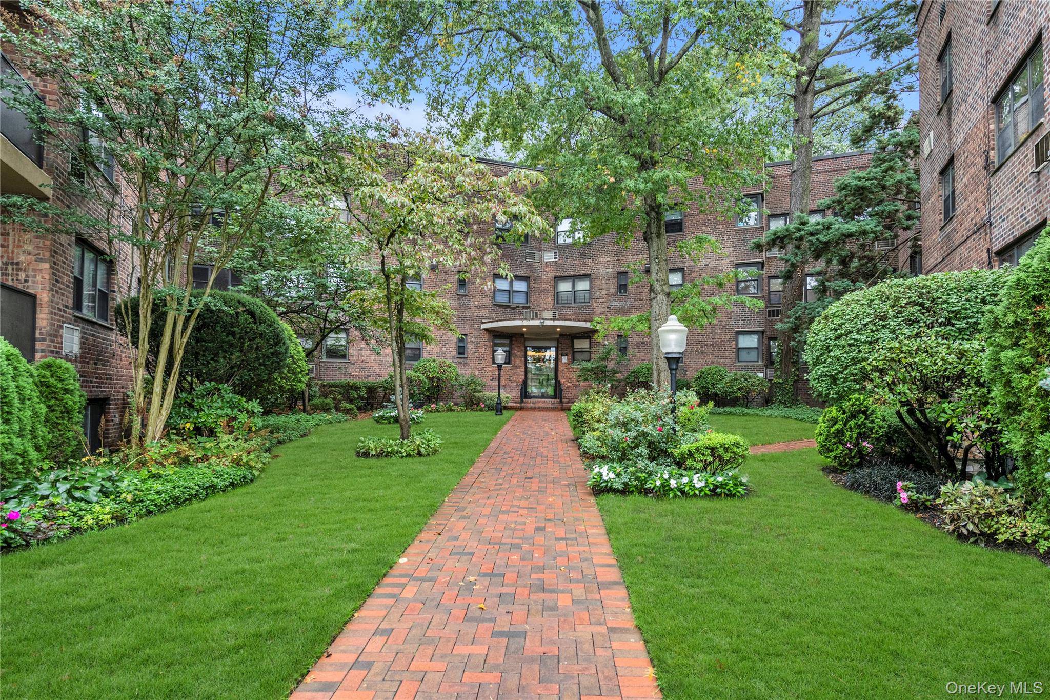 GREAT NECK PLAZA Welcome to the Birchwood, a lovely, well maintained Co Op in the heart of Great Neck, NY.