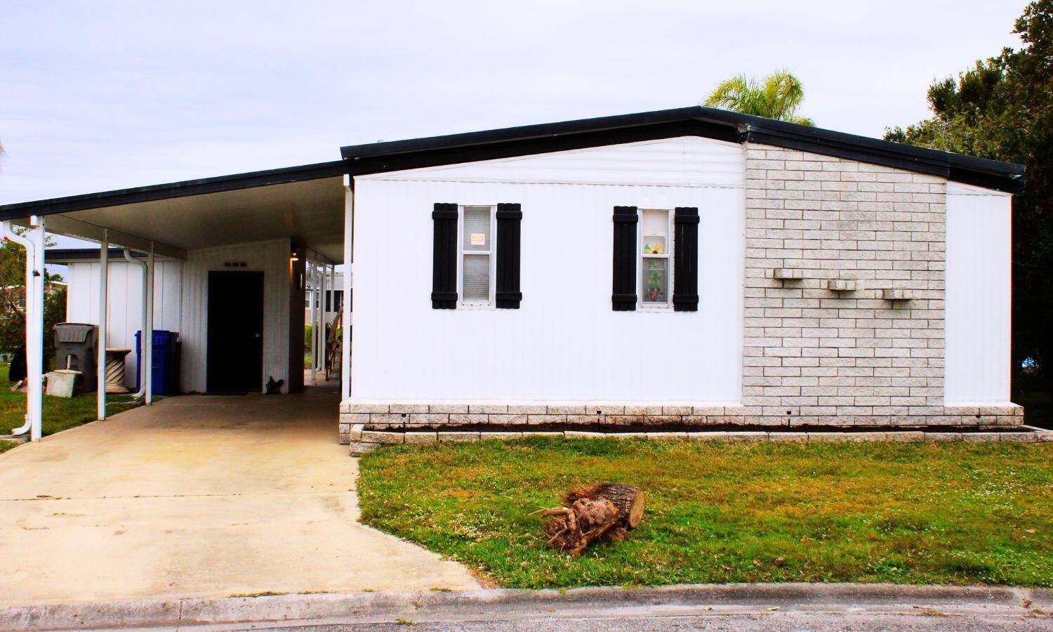 Spacious 2 bedroom, 2 bathroom home in the sought after Countryside 55 community of Vero Beach.