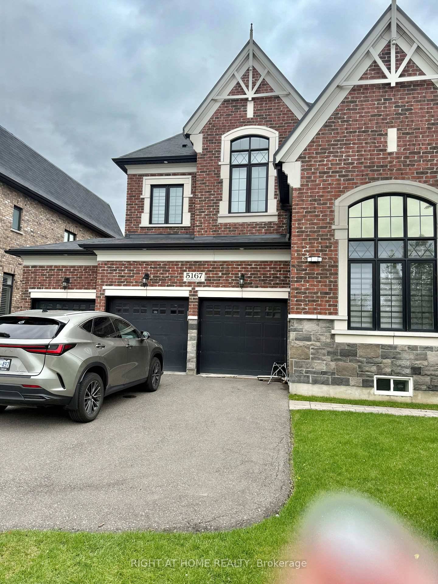 Luxurious Executive Home by Cachet Builder, fully furnished amp ; beautiful home, on a prestigious court of Mississauga Road.