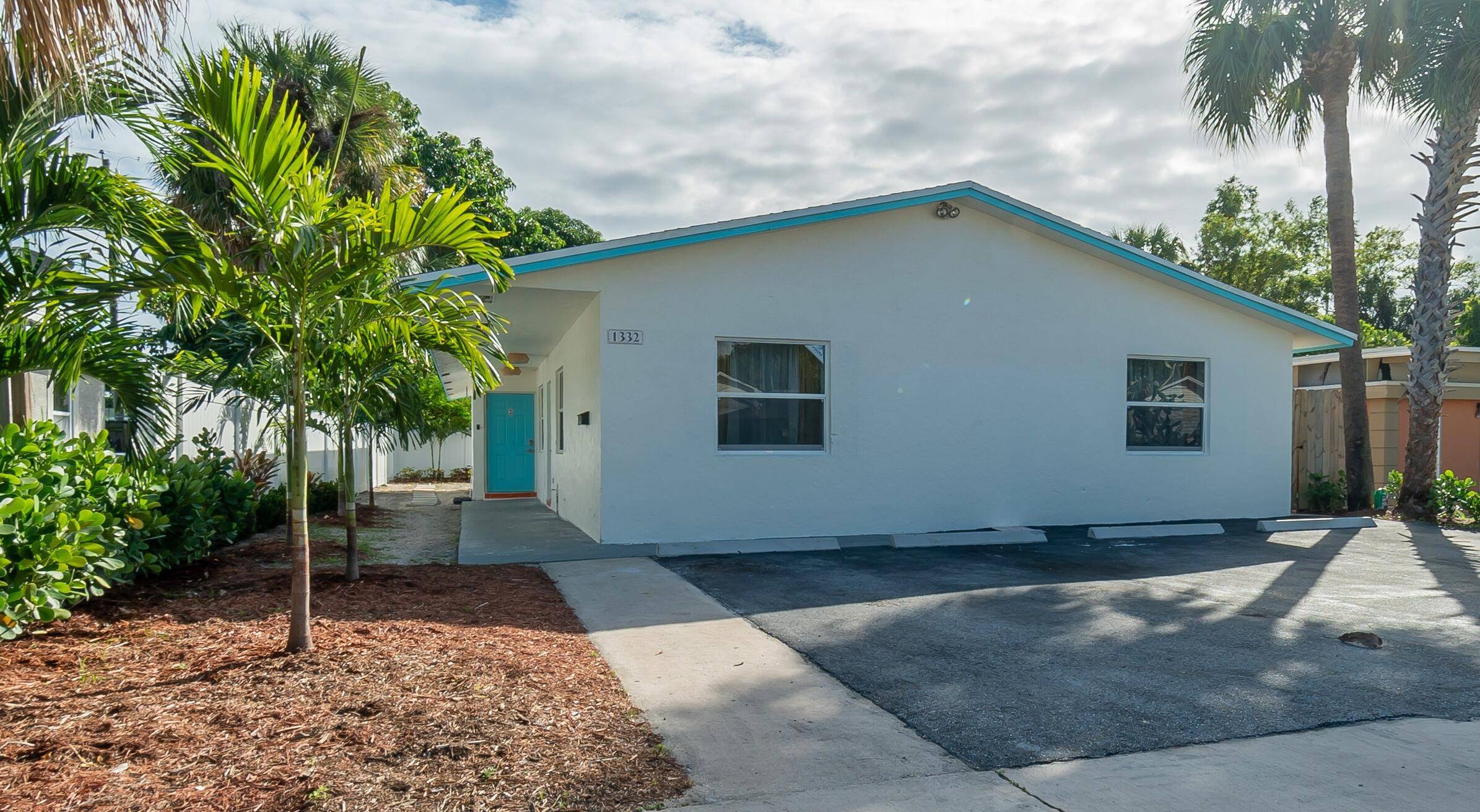 Gut renovated in 2022, 1332 Longwood is a 6bd 4a duplex in the growing Mercer Park area.