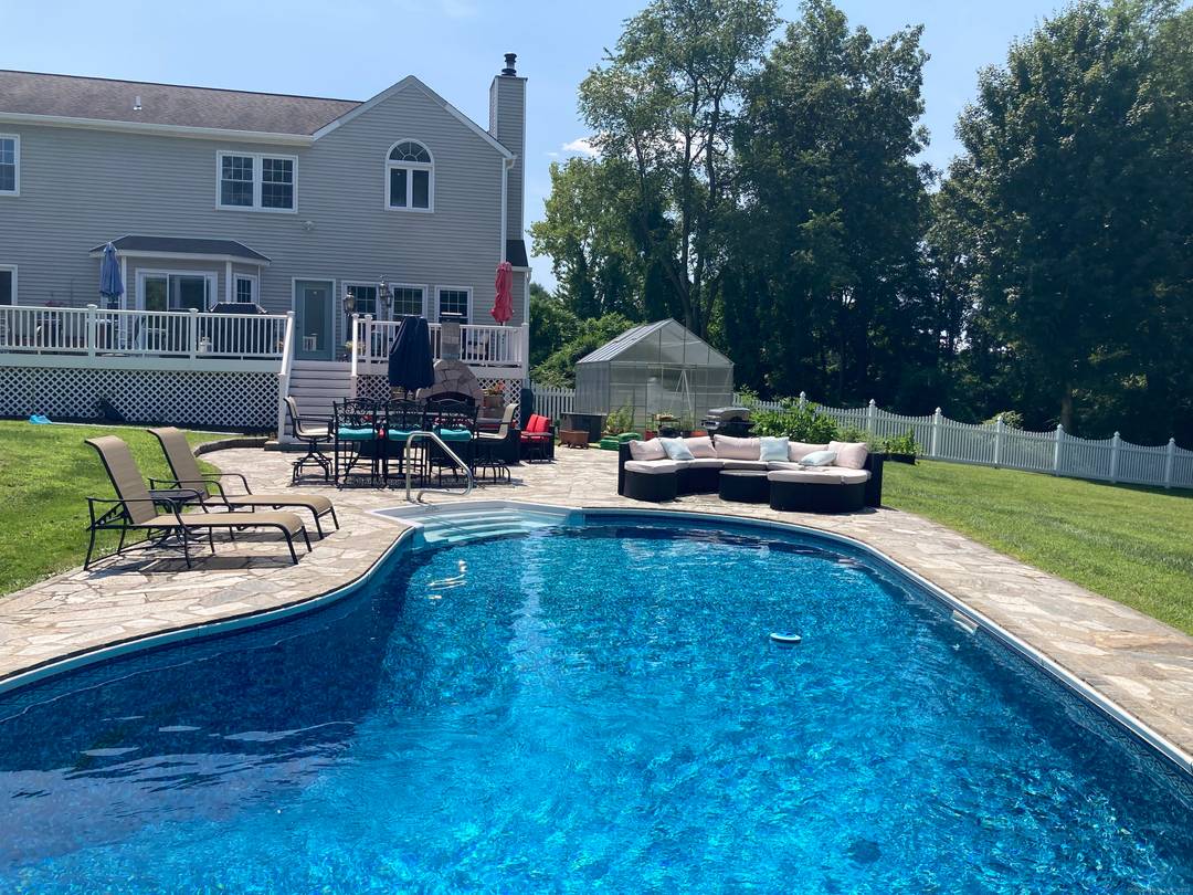 Back on the market in time for Spring !