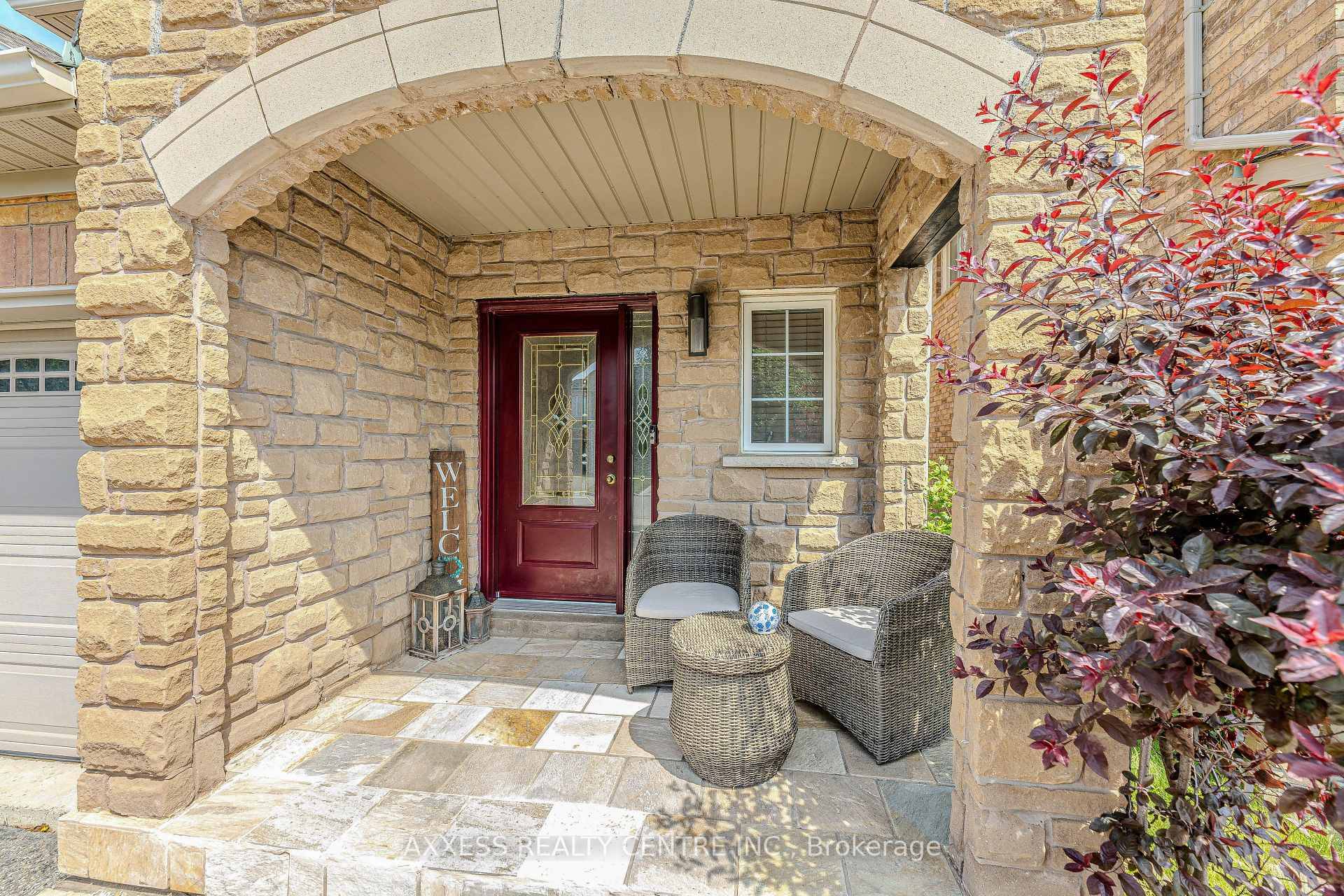 Loving, Well Maintained Detached Home.