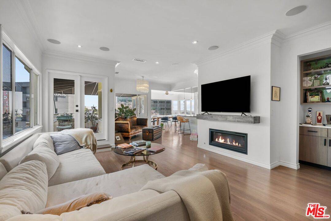 1326   Londonderry View Dr 2BR Sunset Strip La