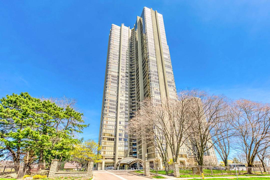 MAJORLY RENOVATED ! Experience luxurious waterfront living at Palace Pier, 2045 Lake Shore Blvd W one of Toronto's most prestigious condominiums.