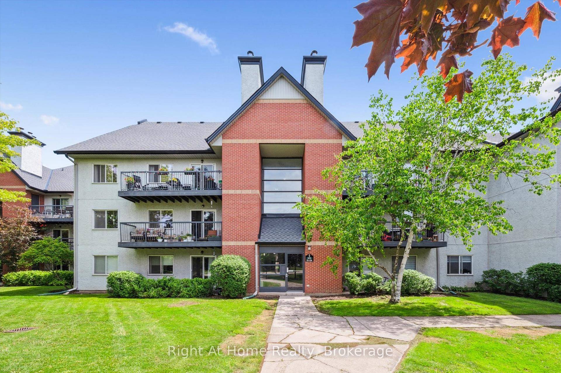 Imagine coming home to Glen Abbey, one of Oakville's most loved and established neighbourhoods.