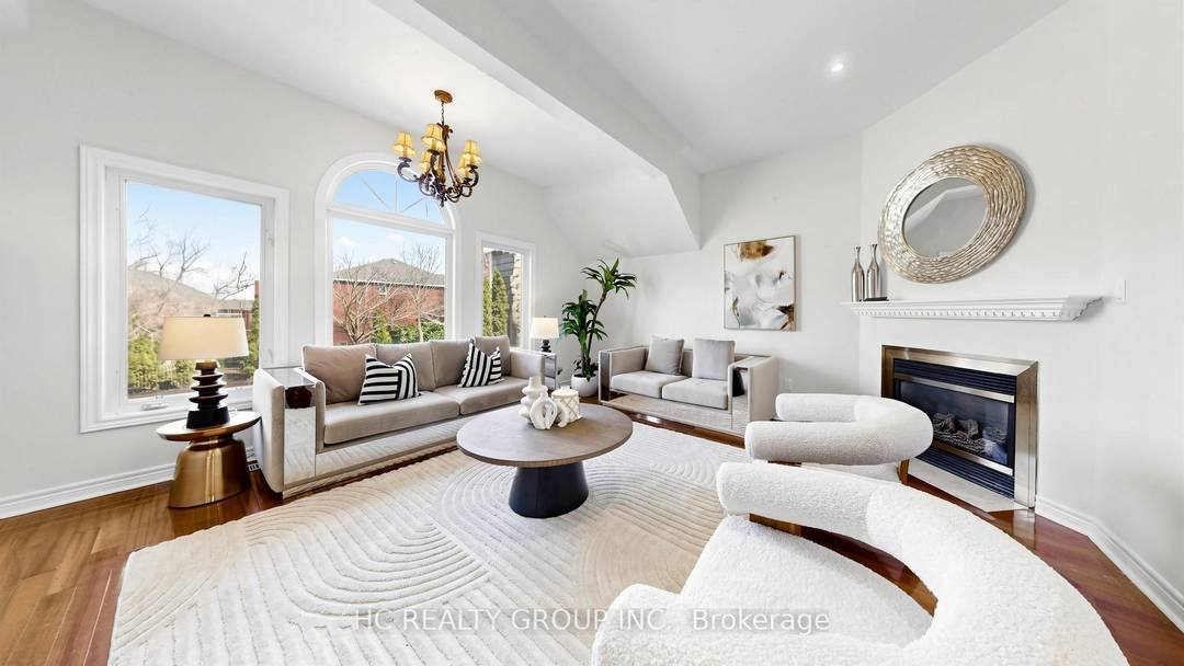 Beautifully maintained 3, 500 sq ft residence in one of Aurora's most prestigious neighbourhoods, freshly painted throughout.