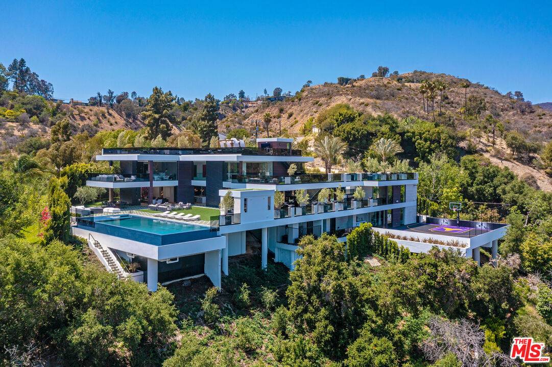1047  N Bundy Brentwood LA
