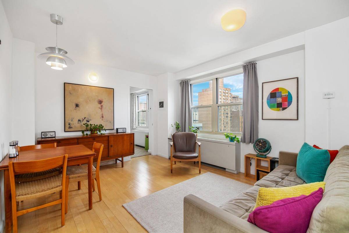 MOVE IN READY ! This quiet 2 bedroom unit is an amazing opportunity to purchase an apartment with multiple exposures, gorgeous light and excellent views.