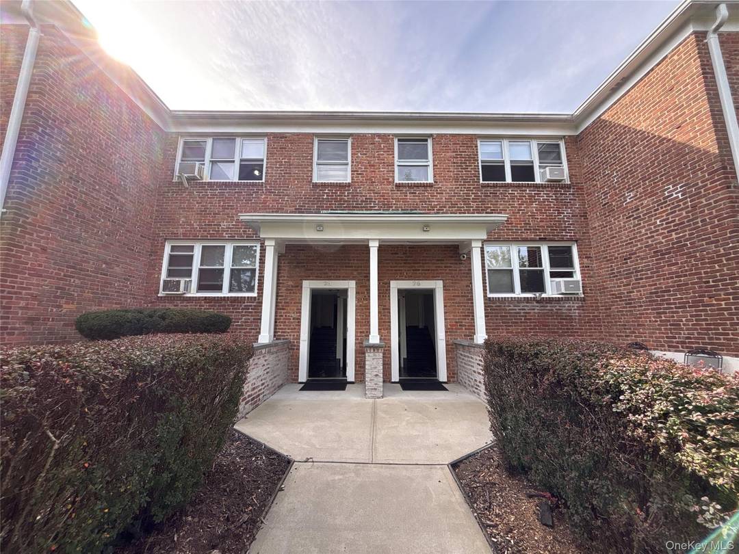 Great Neck. Spacious and updated first floor 2br, 1 bath apartment in the exclusive village of Thomaston.