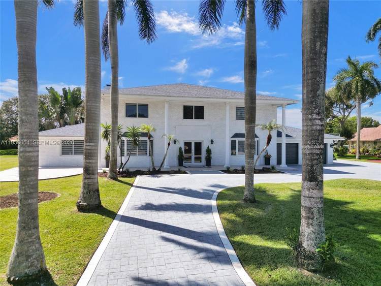 Welcome to the Grand 11824 Green Oak located in the Prestigious community of Laurel Oaks !