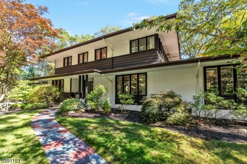 Welcome to Luxury Living with Lake Access !