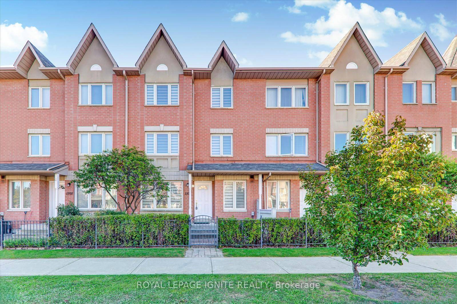 Condo Townhouse in Prime Scarborough Location !
